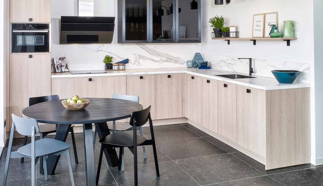 Scandinavische hoekkeuken in houtkleur