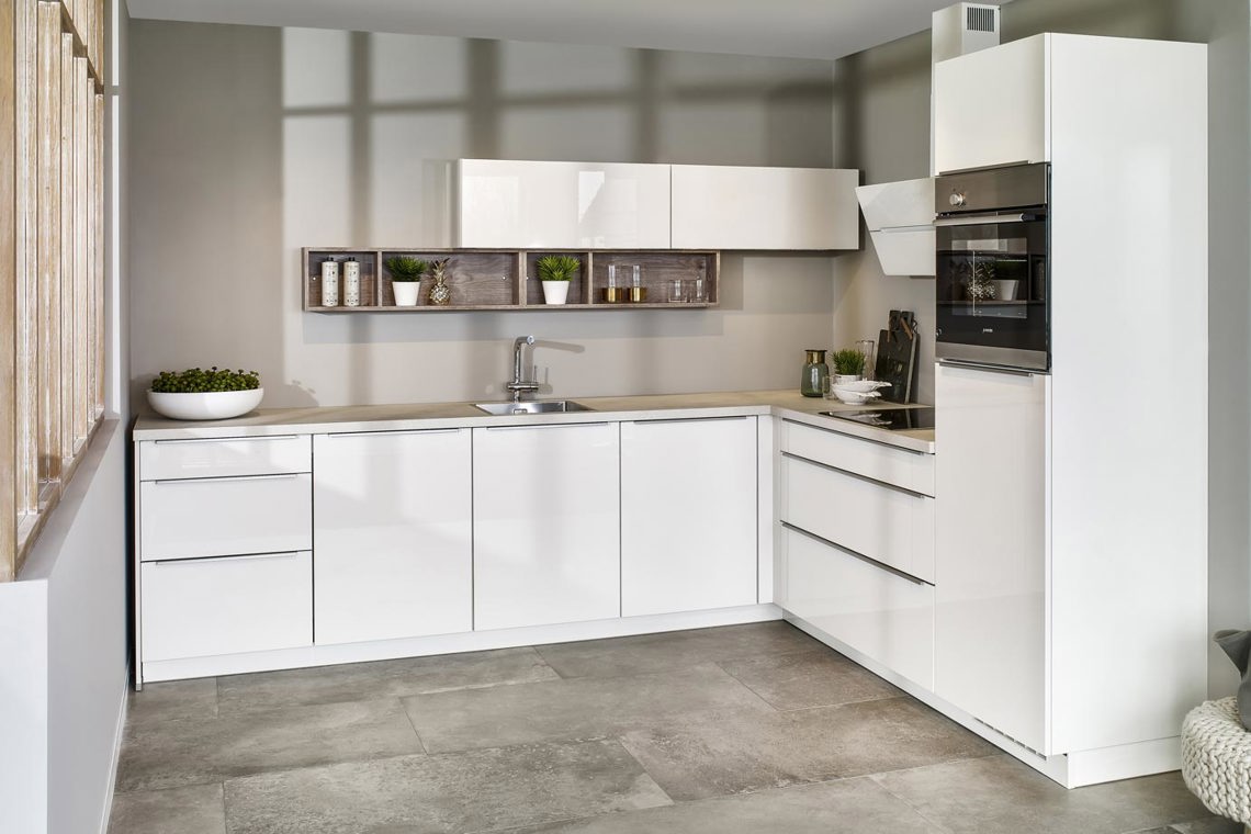 Moderne hoogglans keuken in hoekopstelling en met greeploze fronten. Bekijk meer foto's op de website.