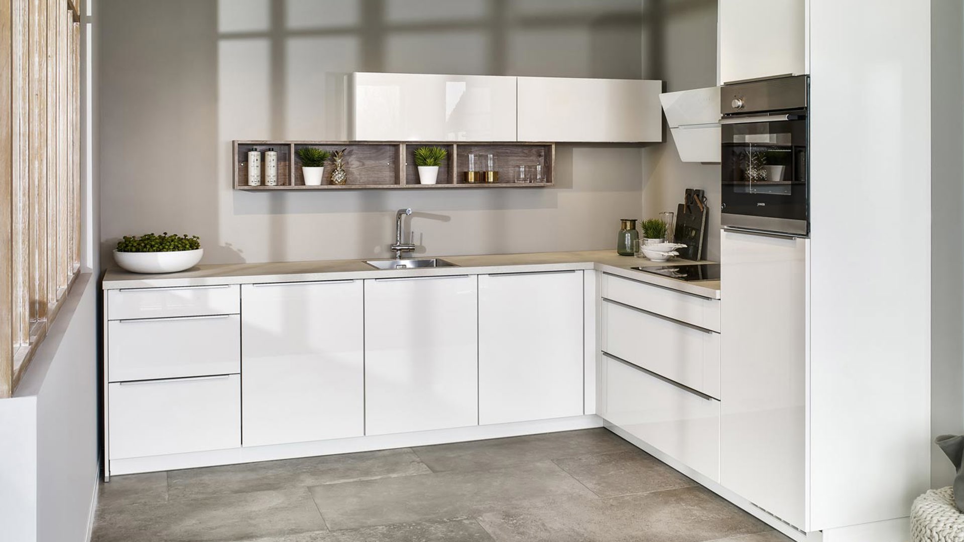 Moderne hoogglans keuken in hoekopstelling en met greeploze fronten. Bekijk meer foto's op de website.