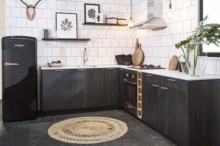 Kleine Scandinavische keuken in de kleur zwart