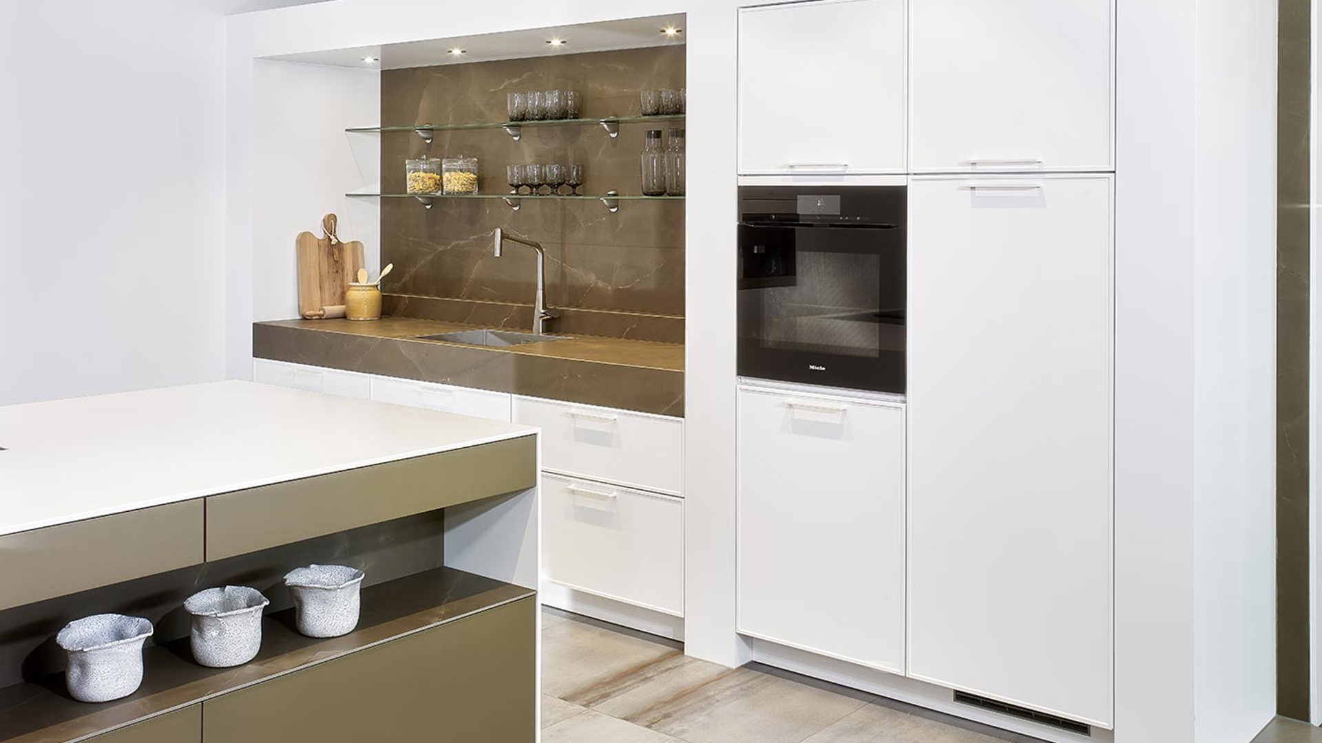 Luxe design keuken met eiland, voorzien van luxe keukenapparatuur