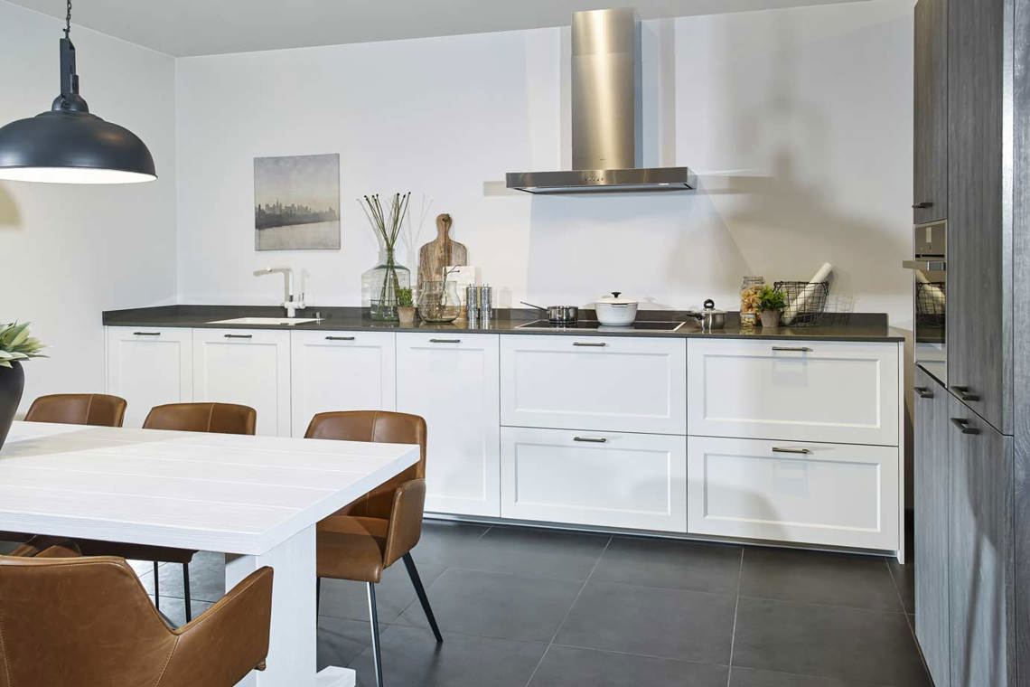 Witte tijdloze keuken met losstaande kastenwand