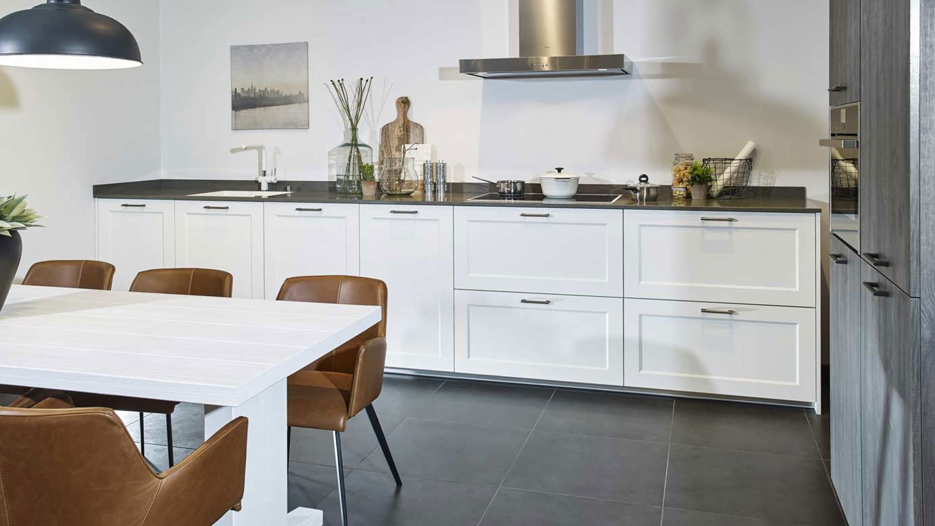 Witte tijdloze keuken met losstaande kastenwand