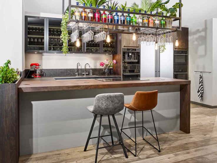Deze luxe u-keuken is zeer praktisch in gebruik dankzij de kastenwand en de bar