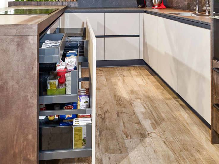 De lades van deze luxe u-keuken zijn volledig uittrekbaar en aan de zijkanten voorzien van glas