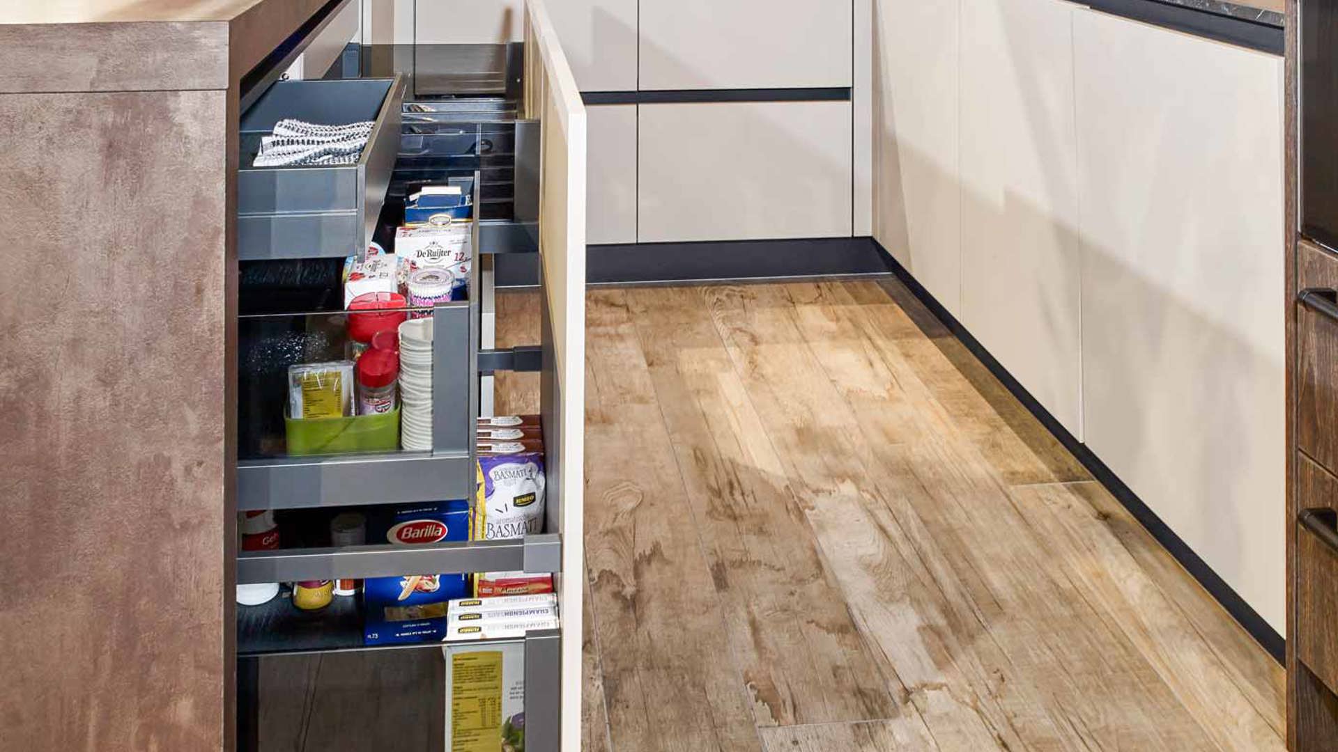 De lades van deze luxe u-keuken zijn volledig uittrekbaar en aan de zijkanten voorzien van glas