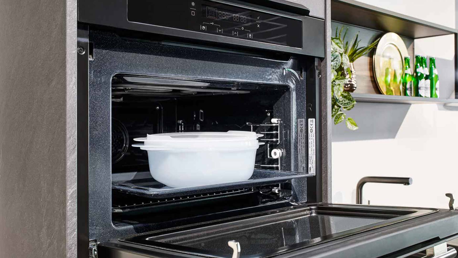 Grijze rechte keuken met combi-magnetron