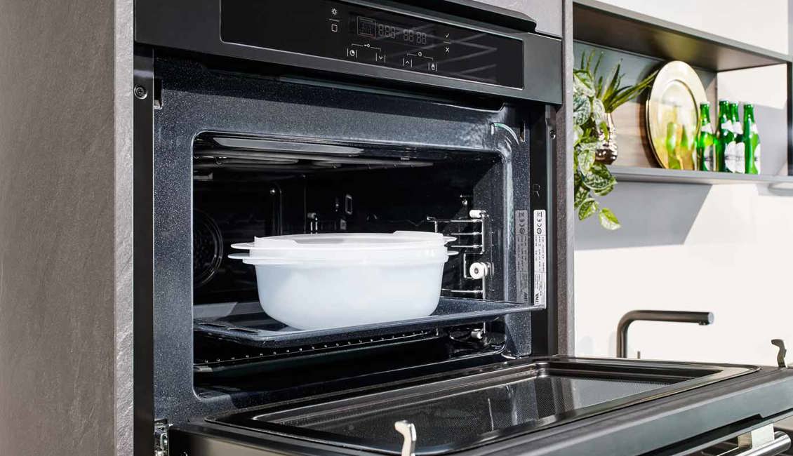 Grijze rechte keuken met combi-magnetron