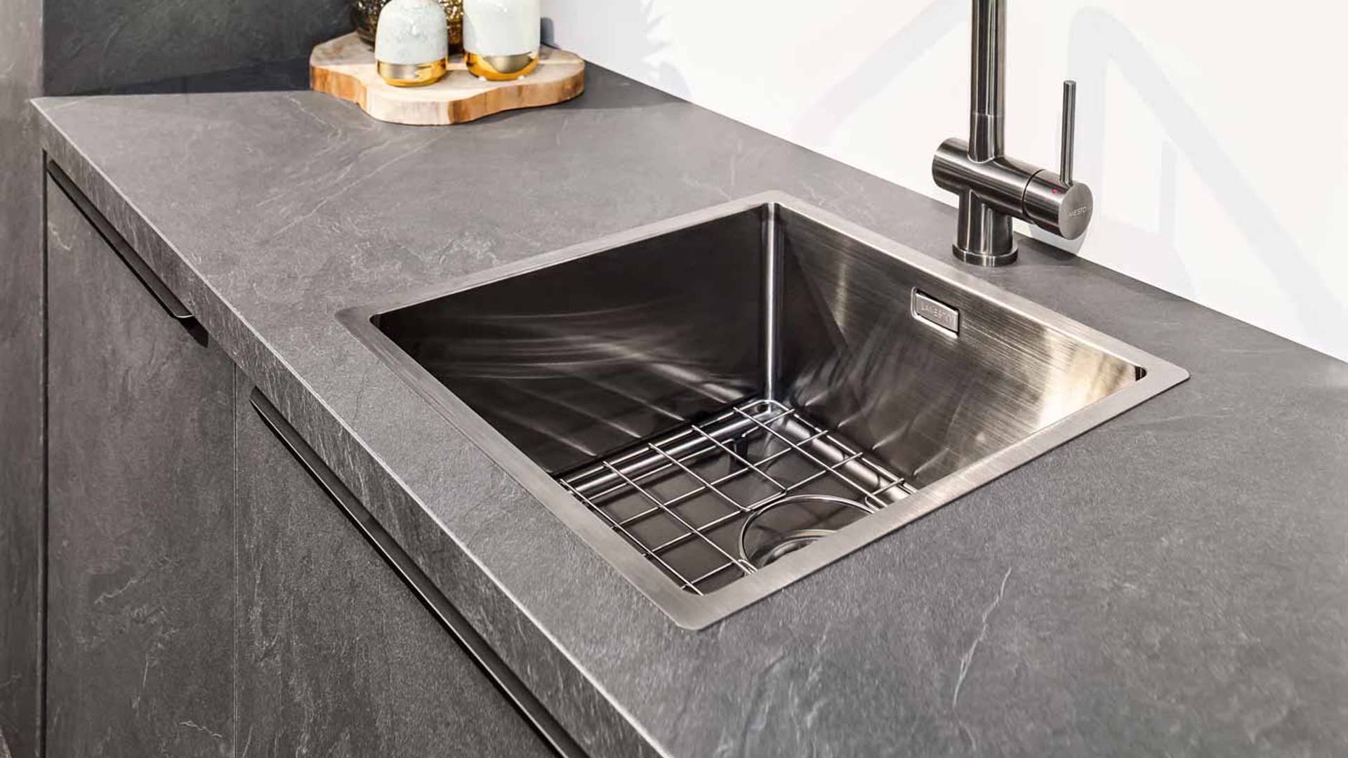 Deze grijze keuken heeft een ton-sur-ton kleurstelling