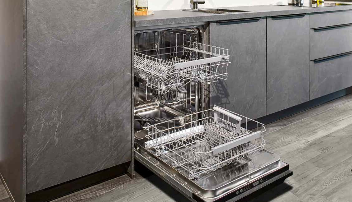 Leisteen grijze rechte keuken met ingebouwde apparatuur
