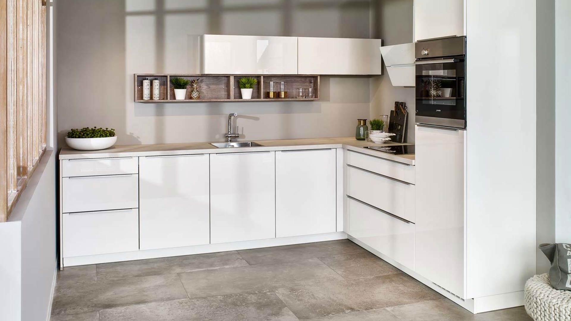 Moderne hoekkeuken in hoogglans wit