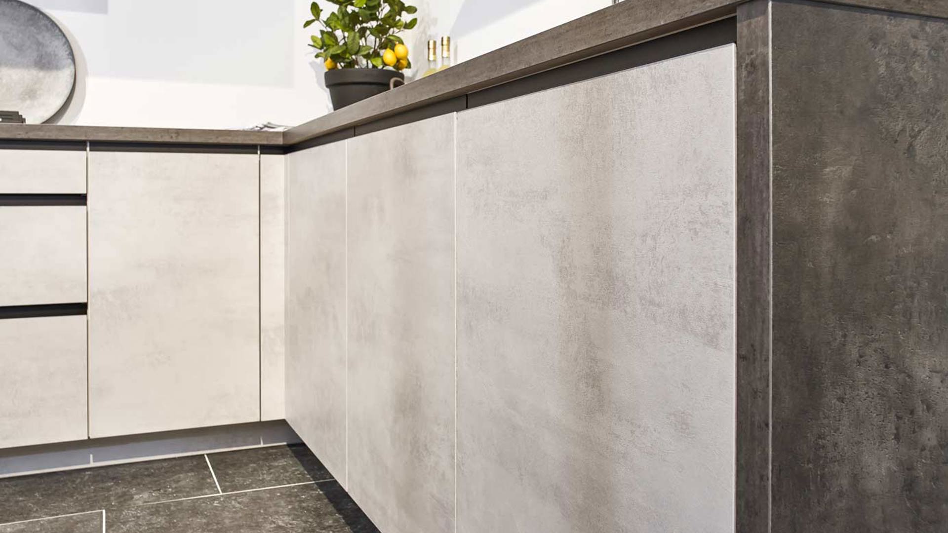 De fronten van deze goedkope moderne keuken zijn greeploos