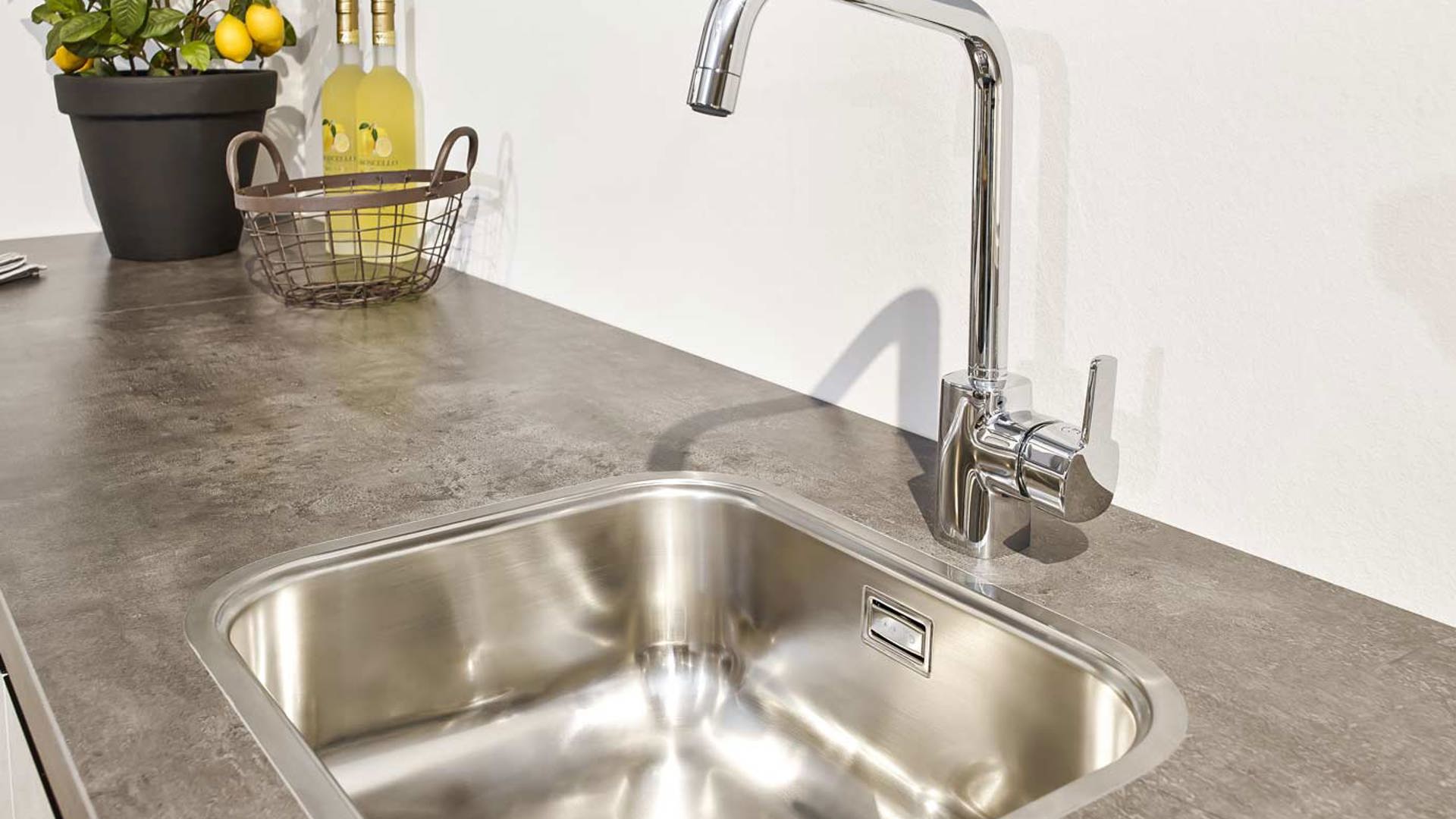Deze goedkope moderne keuken bevat een enkele spoelbak van RVS