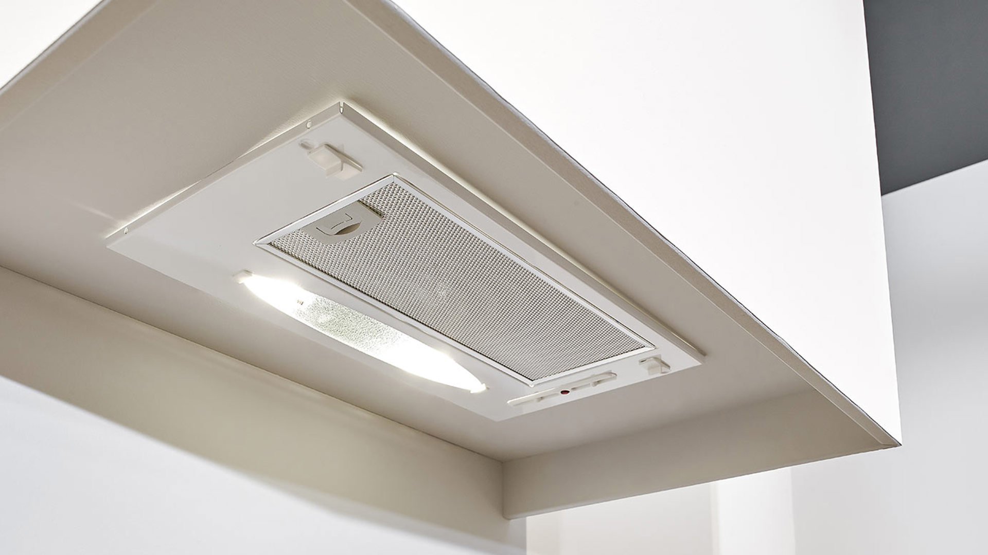 De afzuigunit in deze goedkope moderne keuken is mooi weggewerkt in de strakke schouw