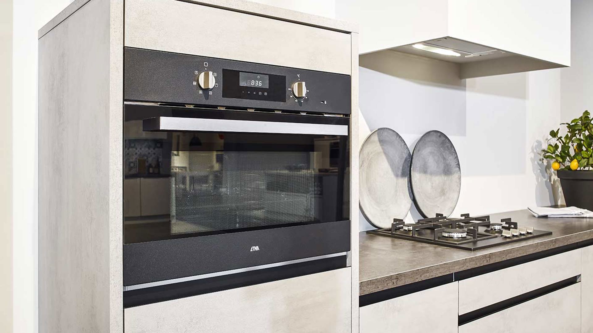 De apparatuur in deze goedkope moderne keuken is van ETNA