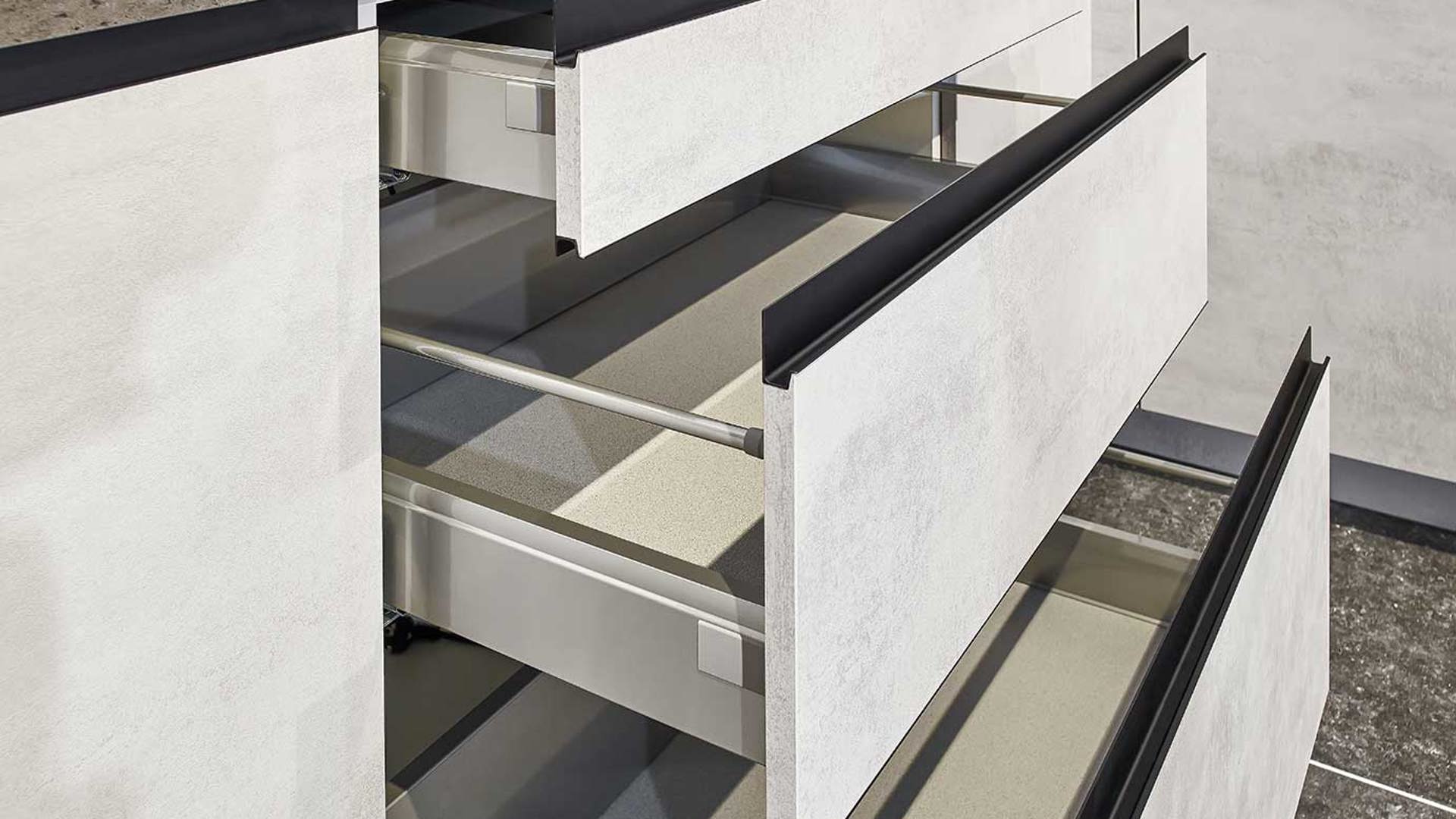 Grote lades maken deze goedkope keuken praktisch in gebruik