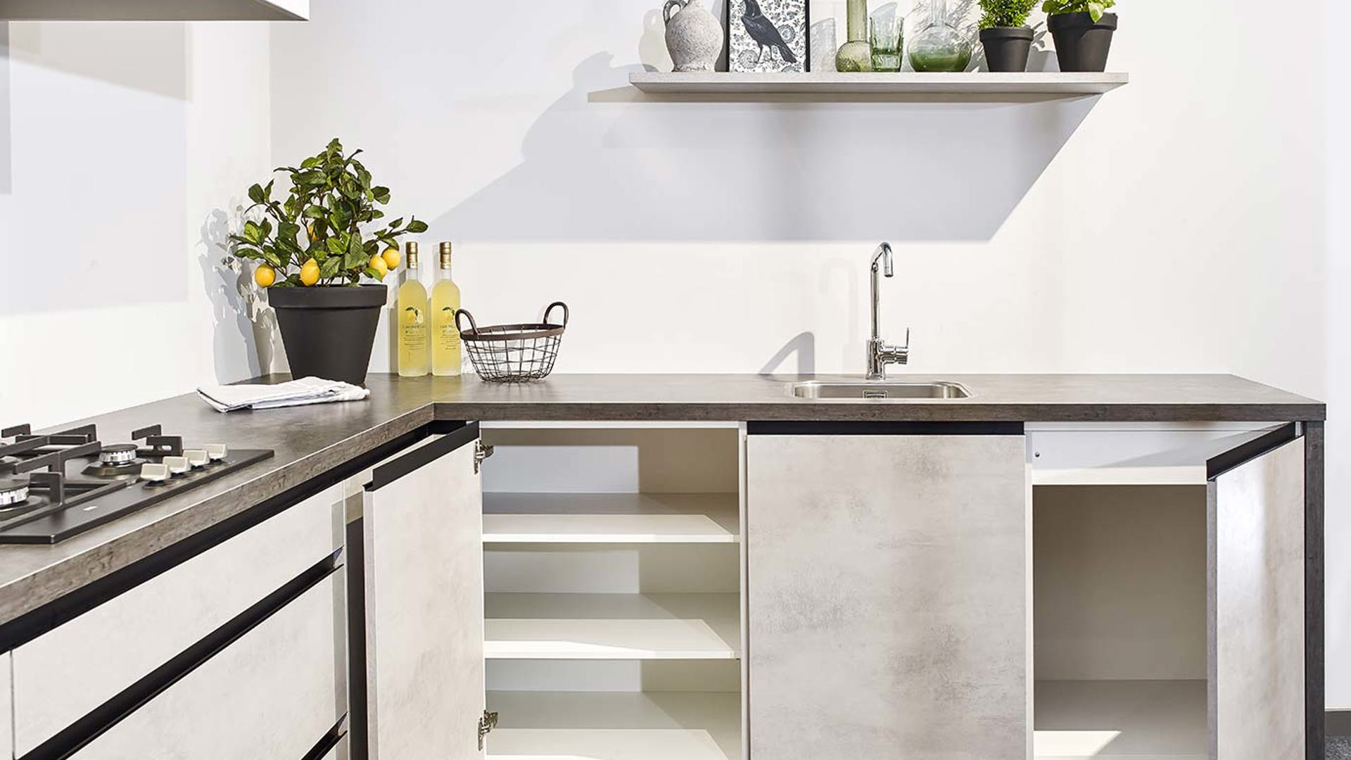 Deze goedkope moderne keuken is voorzien van lades en kasten met witte legplanken