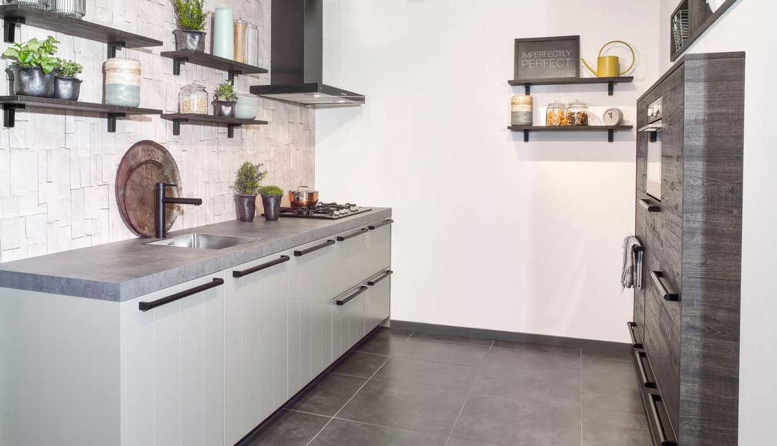 Parallelle keuken in landelijk moderne stijl, met ingebouwde kastenwand