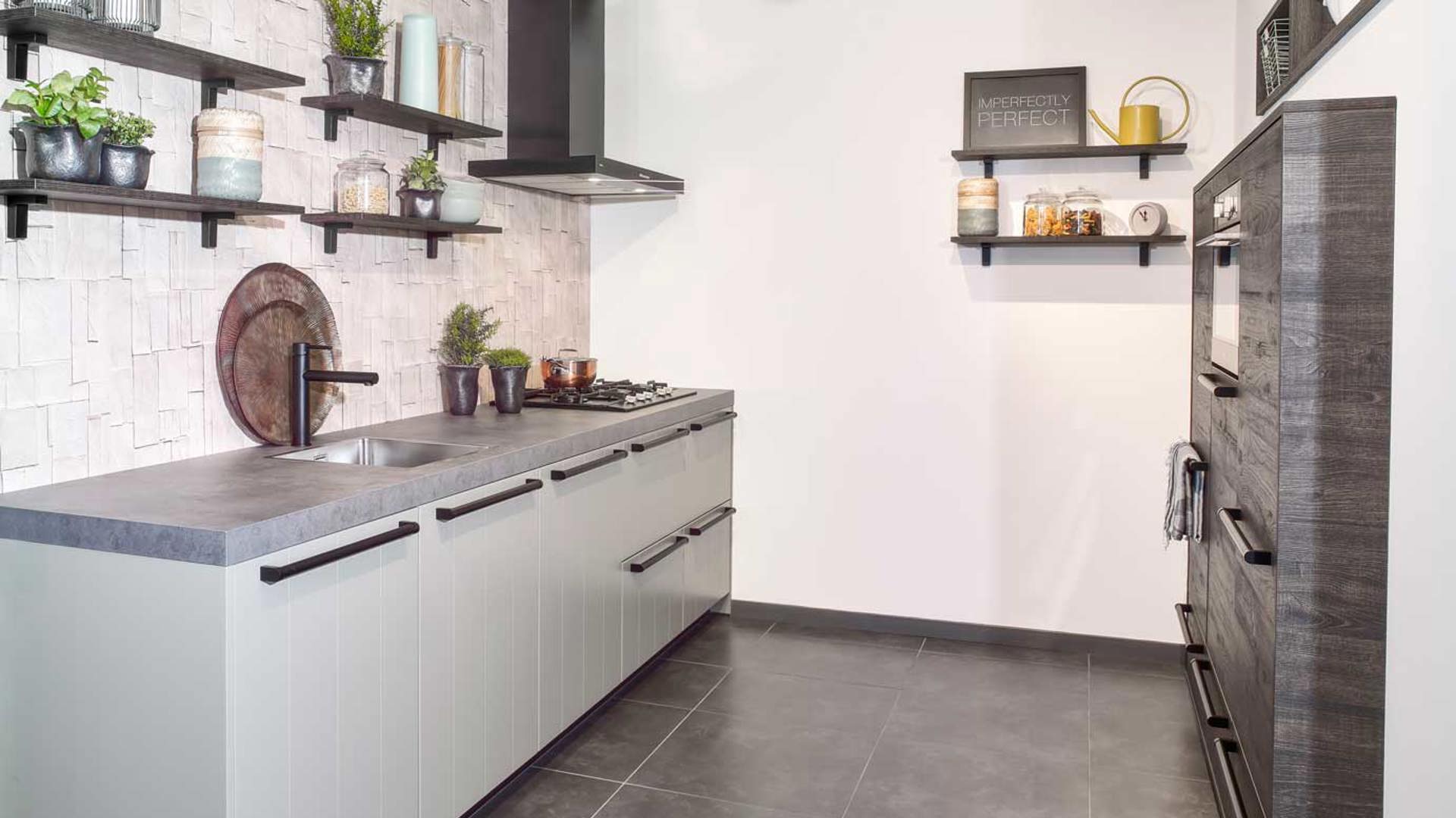 Parallelle keuken in landelijk moderne stijl, met ingebouwde kastenwand