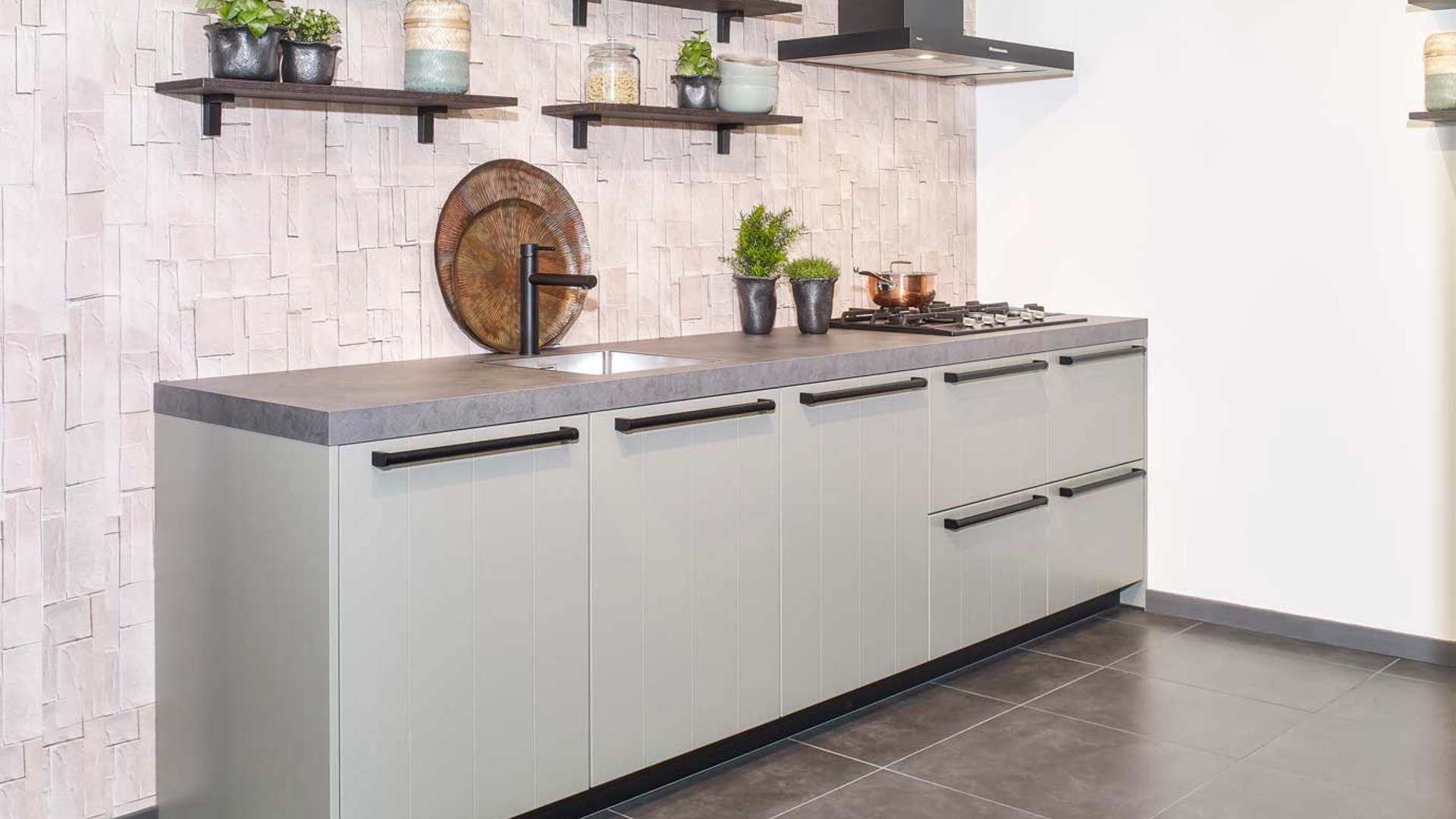 De kleur van deze parallelle keuken is groen, met betonlook kunststof aanrechtblad
