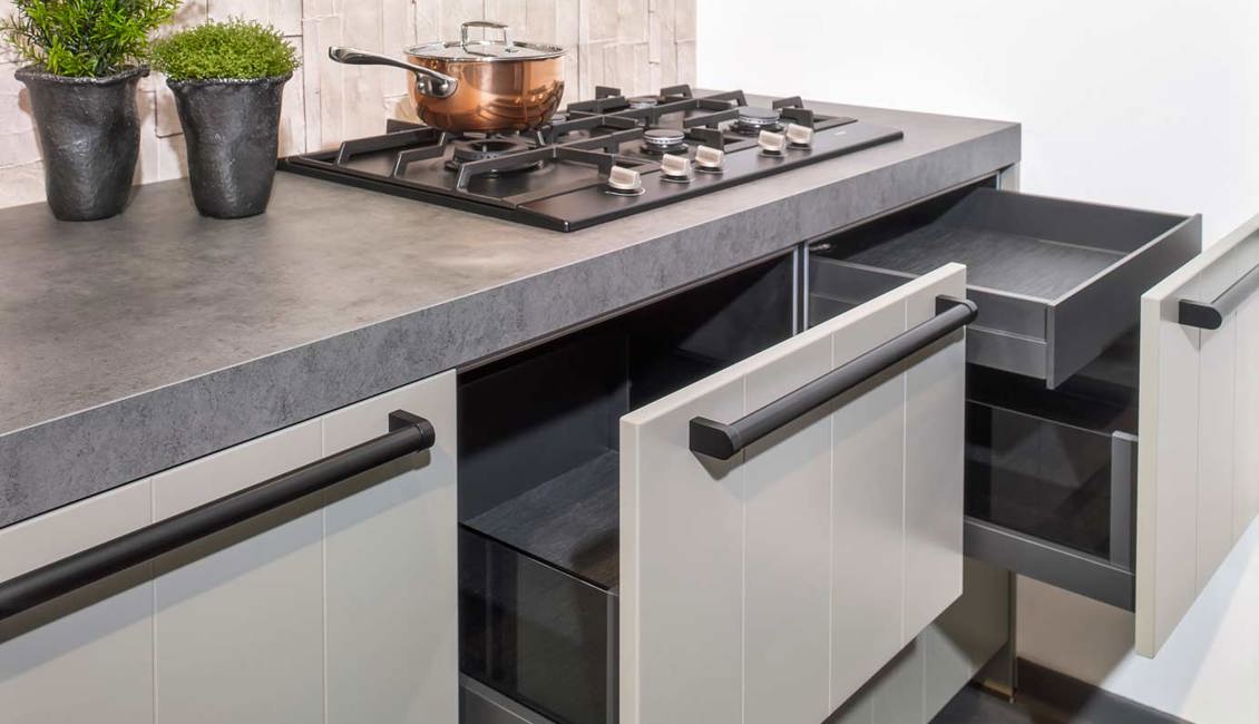 De lades van deze parallelle keuken zijn ruim en praktisch in gebruik