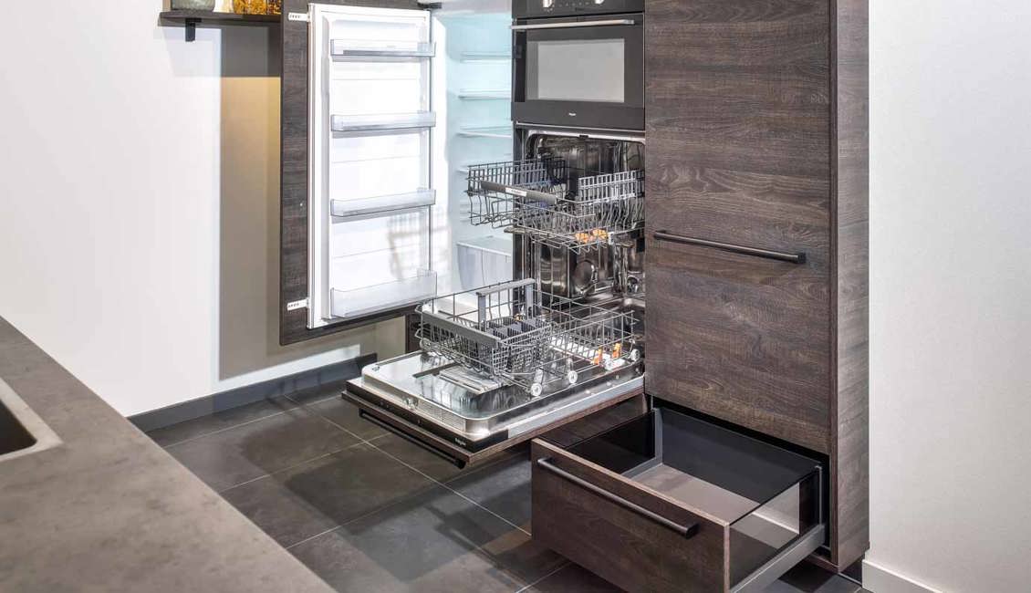 De apparatuur in deze parallelle keuken is van het merk Pelgrim