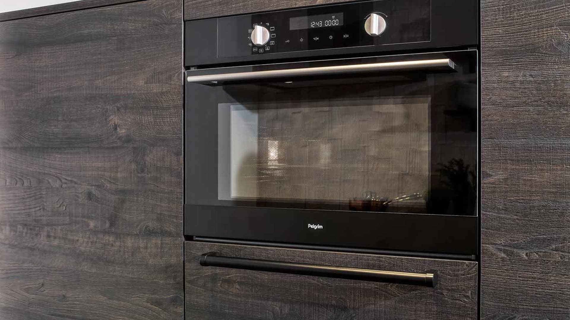 De parallelle keuken is voorzien van een combi-oven van Pelgrim