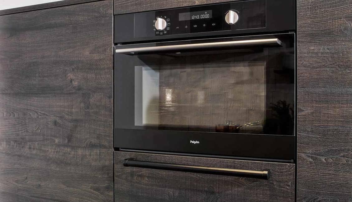De parallelle keuken is voorzien van een combi-oven van Pelgrim