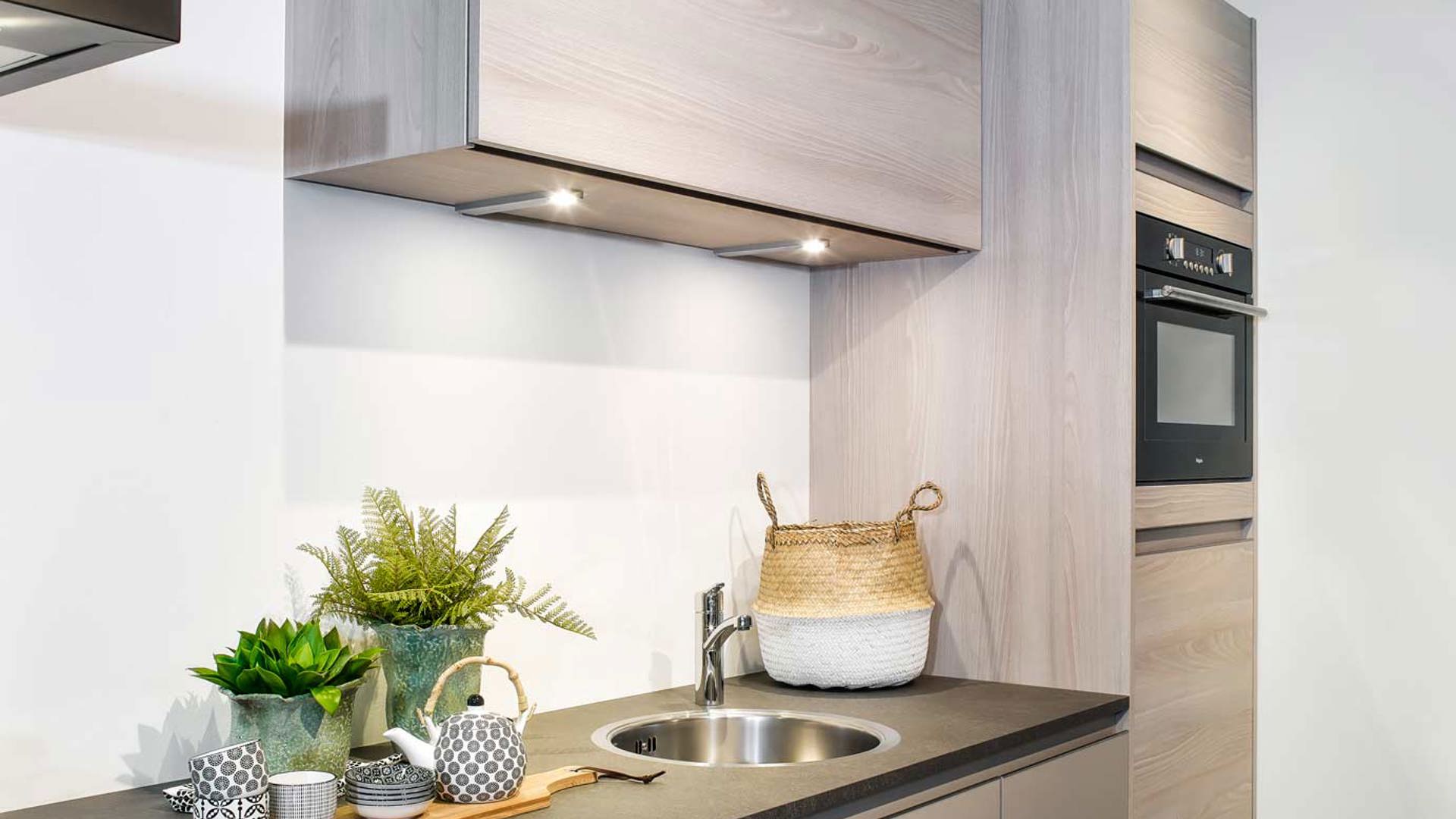 Publicatie Kast Regenachtig Kleine keuken in moderne stijl. Bekijk foto's en prijzen!