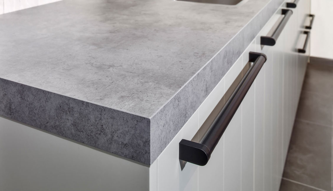 Deze parallelle keuken heeft een betonlook aanrechtblad