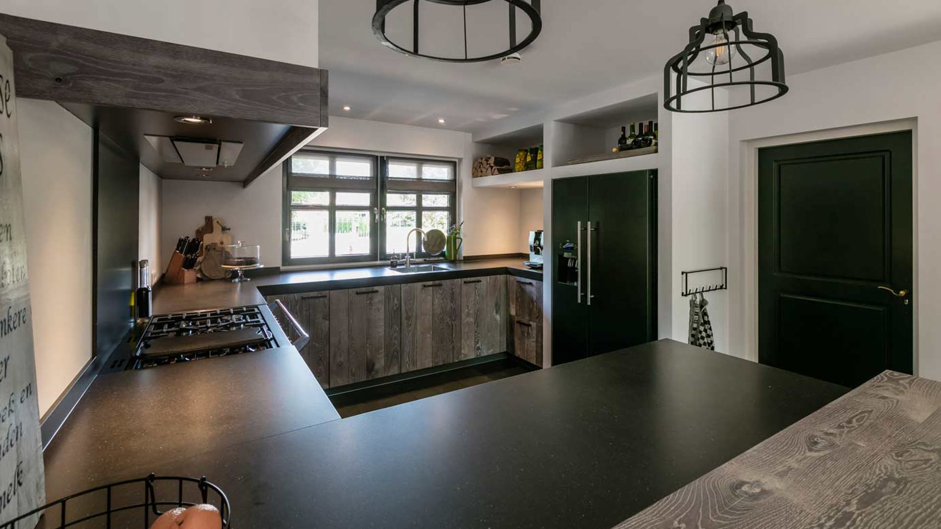 Houten keuken met eiland en fornuis