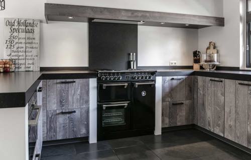 Houten keuken met fornuis en schouw