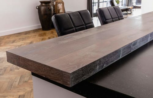 Houten barblad op zwart aanrechtblad