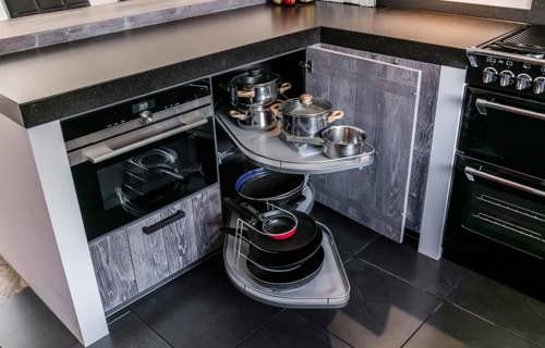 Houten keuken met le mans carrouselkast