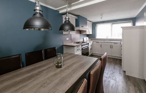 Landelijke U-keuken Urk, fraaie schouw