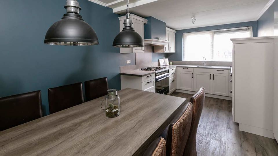 Landelijke U-keuken Urk, fraaie schouw