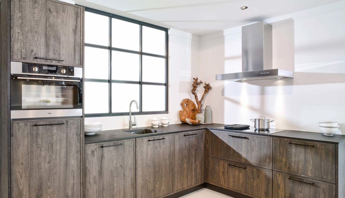 Deze houtlook keuken in hoekopstelling is voorzien van een compleet set Pelgrim apparatuur