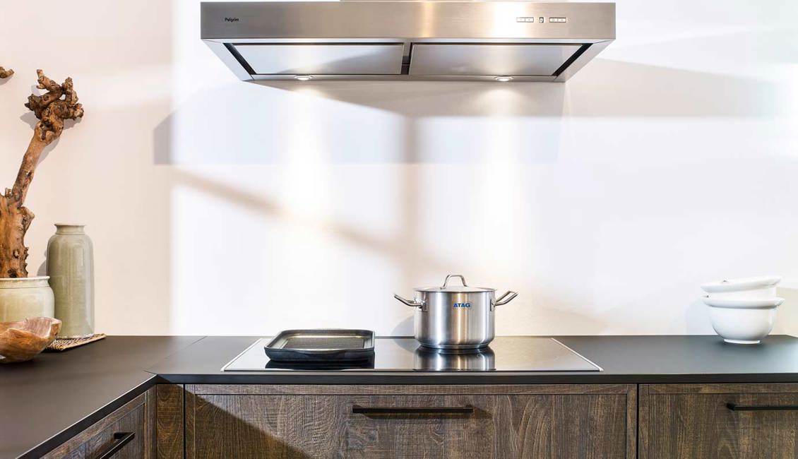 Een opbouw inductiekookplaat is onderdeel van deze houtlook keuken