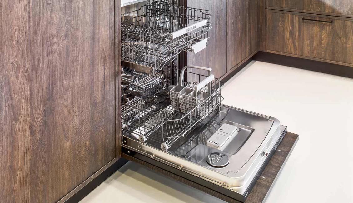 Ook de vaatwasser in deze houtlook keuken is van Pelgrim