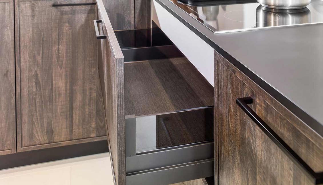 Deze houtlook keuken heeft verschillende ruime lades voor veel opbergruimte