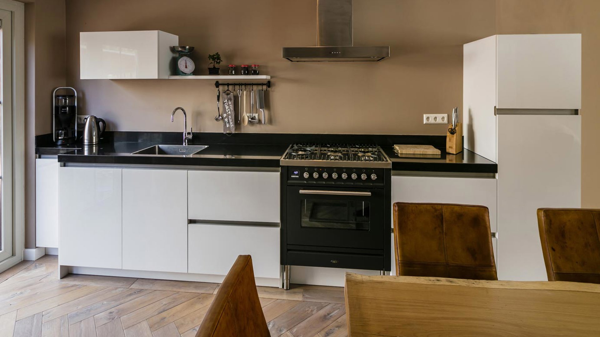 Rechte moderne keuken met fornuis en greeploze fronten