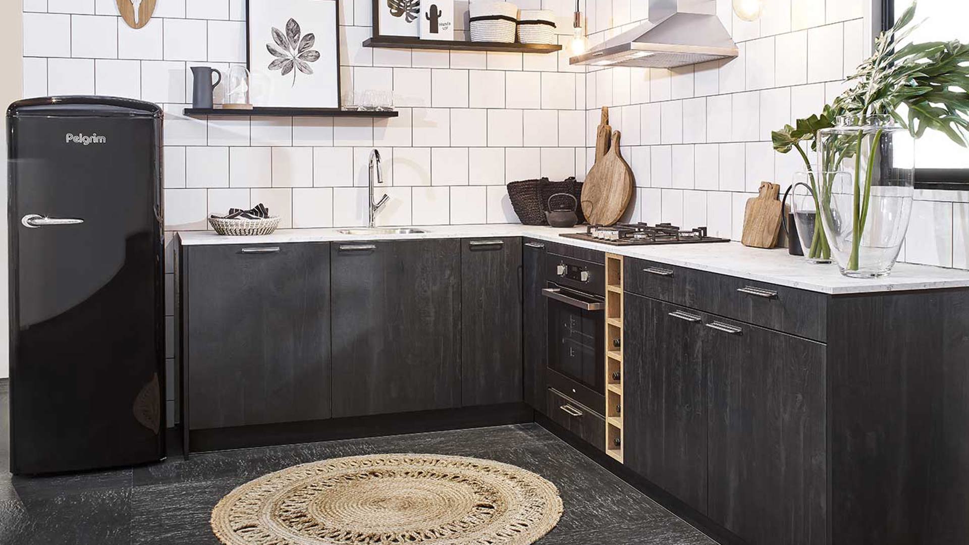 Goedkope Scandinavische keuken, met zwarte houtlook fronten en witte aanrechtblad