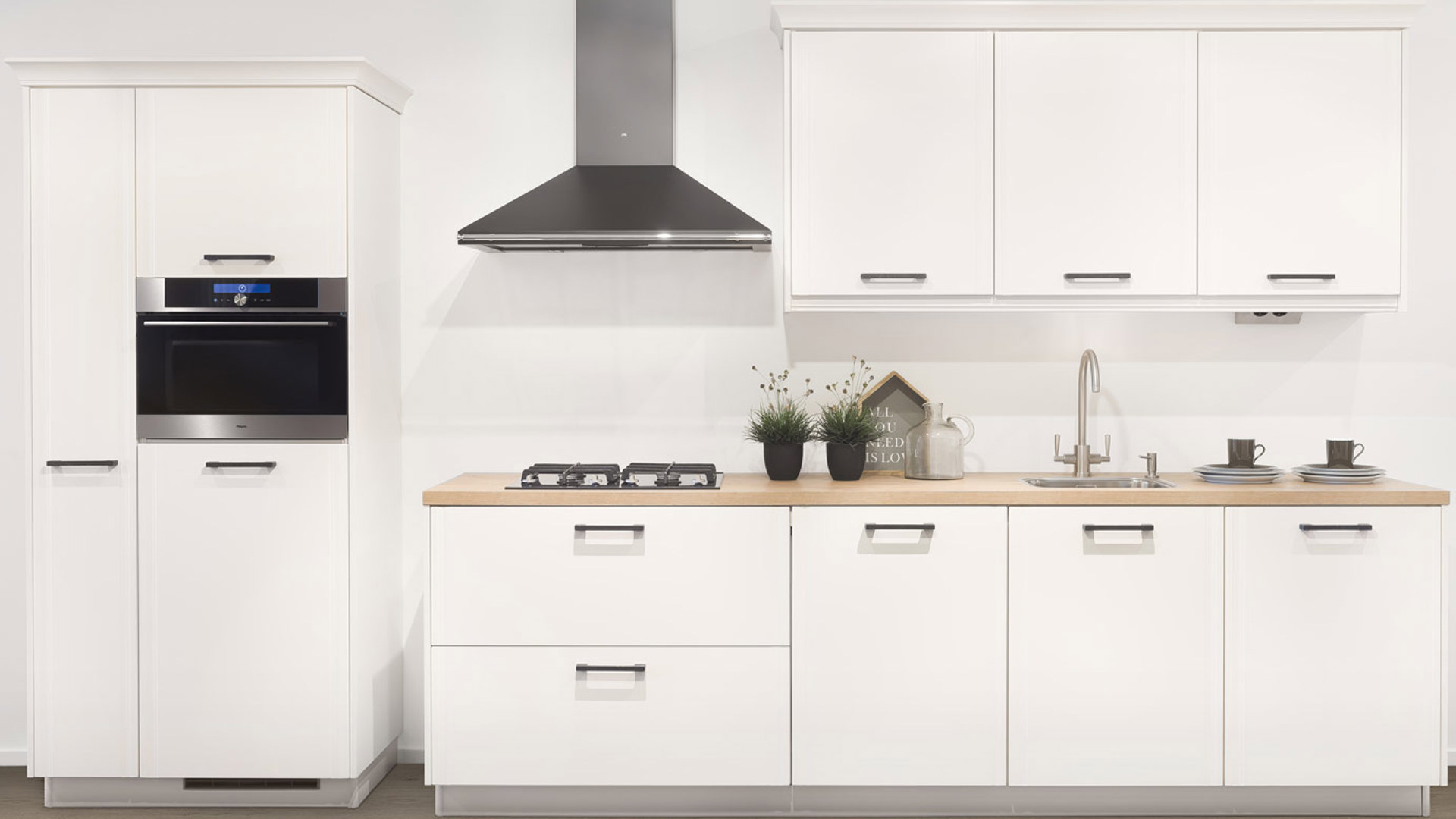 Sobere witte keuken met tijdloos design