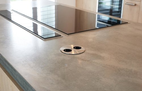 Keuken met Eiland, stopcontact in werkblad