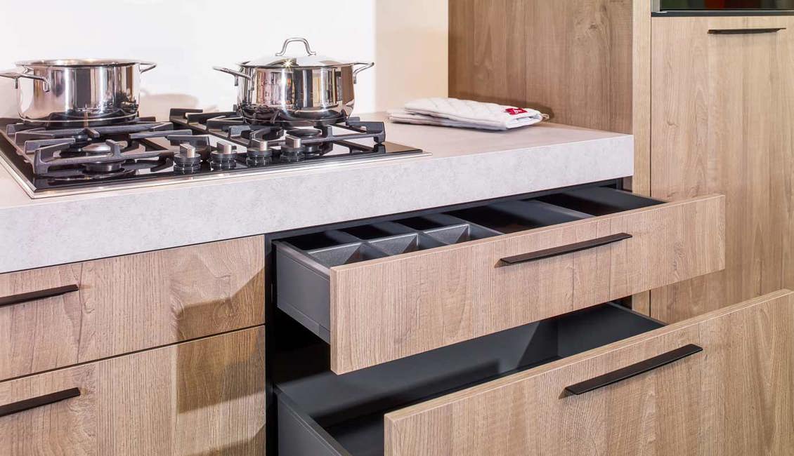 Grote lades maken deze industriële keuken praktisch in gebruik