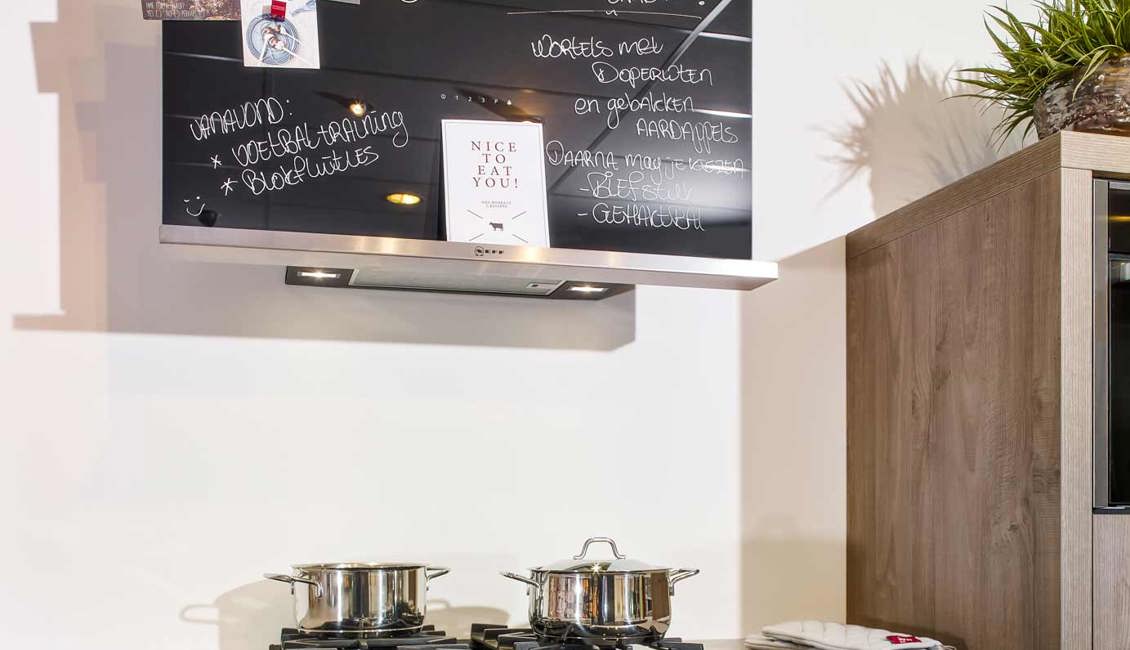 Industriële houten keuken met design afzuigkap van NEFF