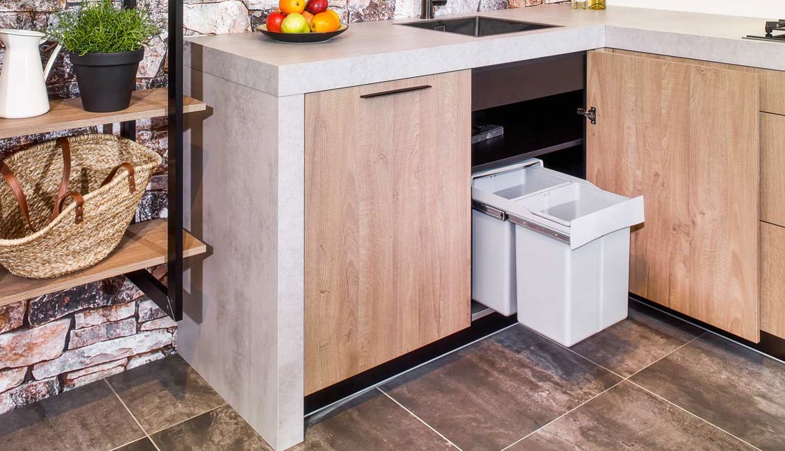 Industriële houten keuken met ingebouwd afvalsysteem
