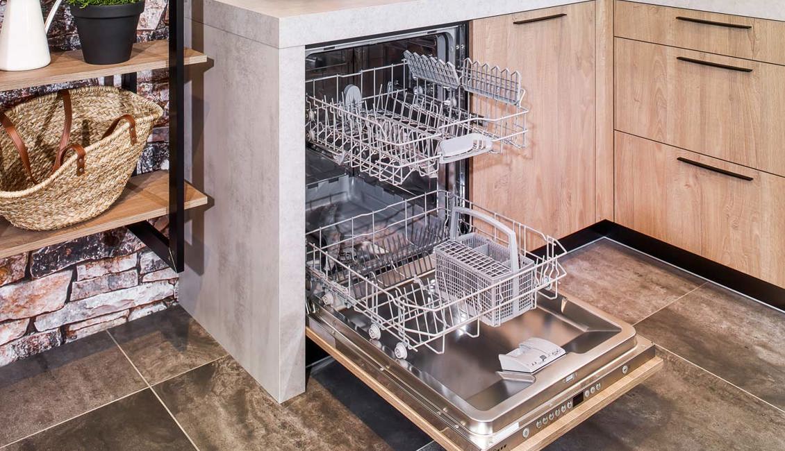 Een NEFF vaatwasser maakt deel uit van deze houten keuken