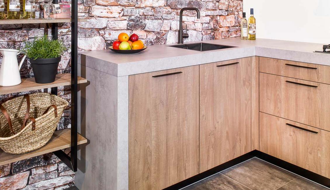 Houten keuken in industriële stijl, met betonlook werkblad, stalen wandrekken en steenbehang