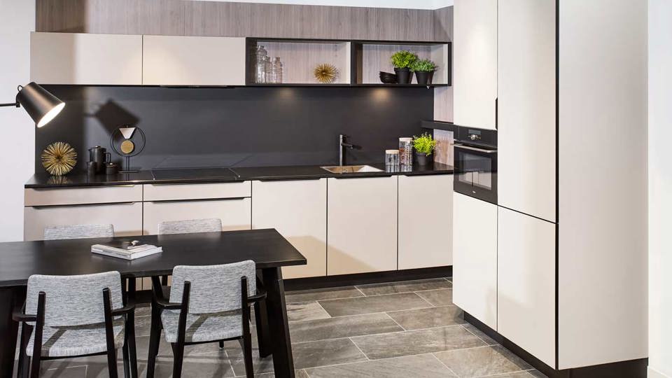 Deze greeploze, rechte keuken is voorzien van een losse kastenwand voor extra kastruimte